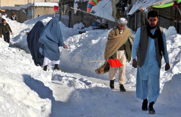 Al menos 104 muertos en Afganistán por ola de frío e inundaciones
