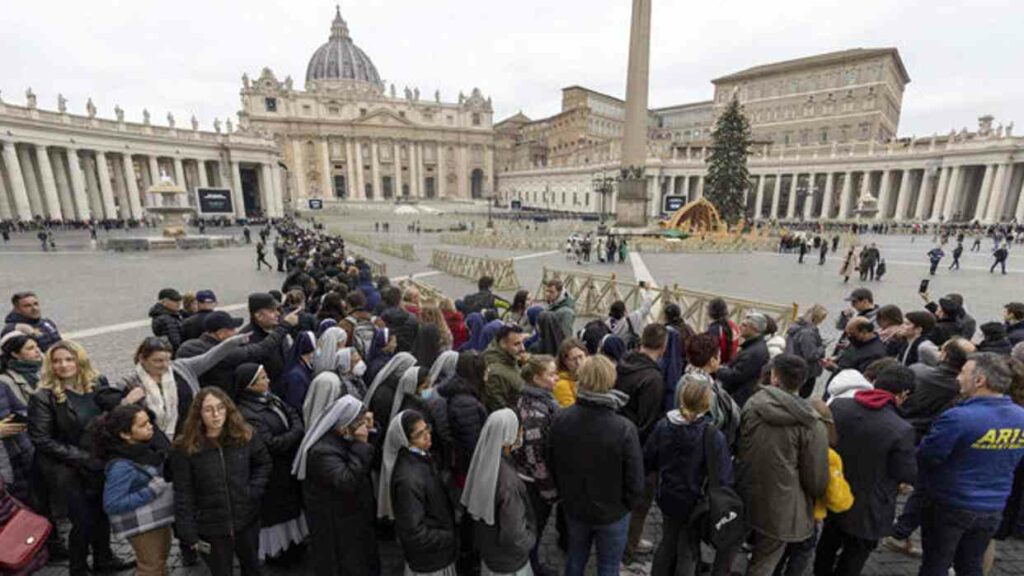 Casi 160.000 personas pasaron por la capilla ardiente del papa emérito