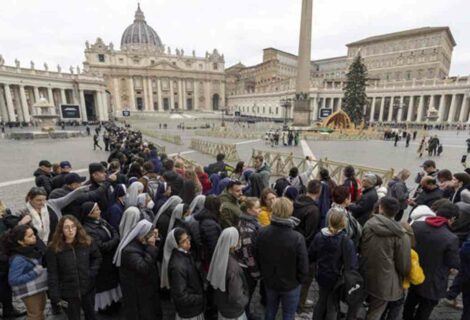 Casi 160.000 personas pasaron por la capilla ardiente del papa emérito