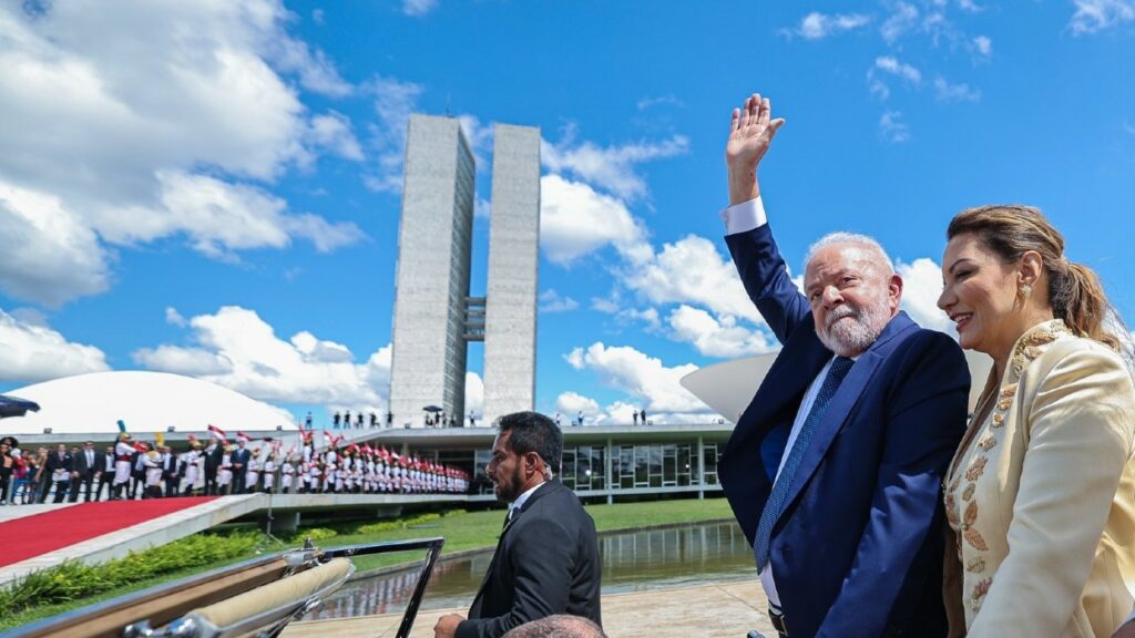 Luiz Inácio Lula da Silva jura su cargo como presidente de Brasil por tercera vez