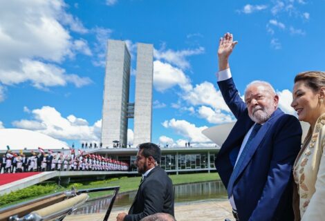 Luiz Inácio Lula da Silva jura su cargo como presidente de Brasil por tercera vez