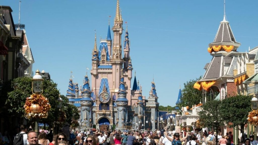 DeSantis firma ley para retomar control de zona gestionada por Disney en Florida