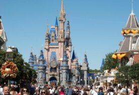 DeSantis firma ley para retomar control de zona gestionada por Disney en Florida
