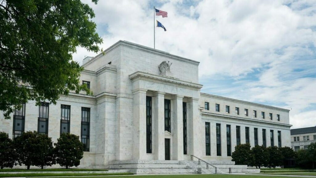 La Reserva Federal de EEUU propone endurecer las exigencias a los bancos medianos