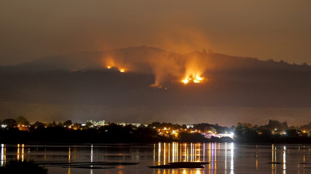 Al menos 20 incendios forestales siguen en combate en zona centro sur de Chile