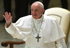 El papa vuelve a salir del Vaticano para visitar a sacerdotes en una parroquia de Roma