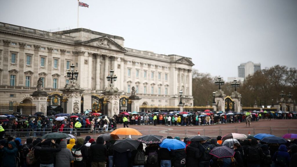 Espectadores llegan al palacio de Buckingham para ver la coronación de Carlos III