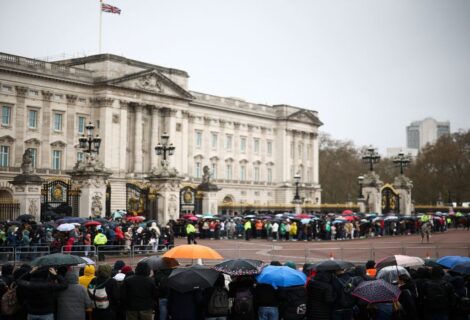 Espectadores llegan al palacio de Buckingham para ver la coronación de Carlos III