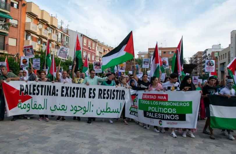 Grupo de personas se reúnen en España para apoyar a Palestina