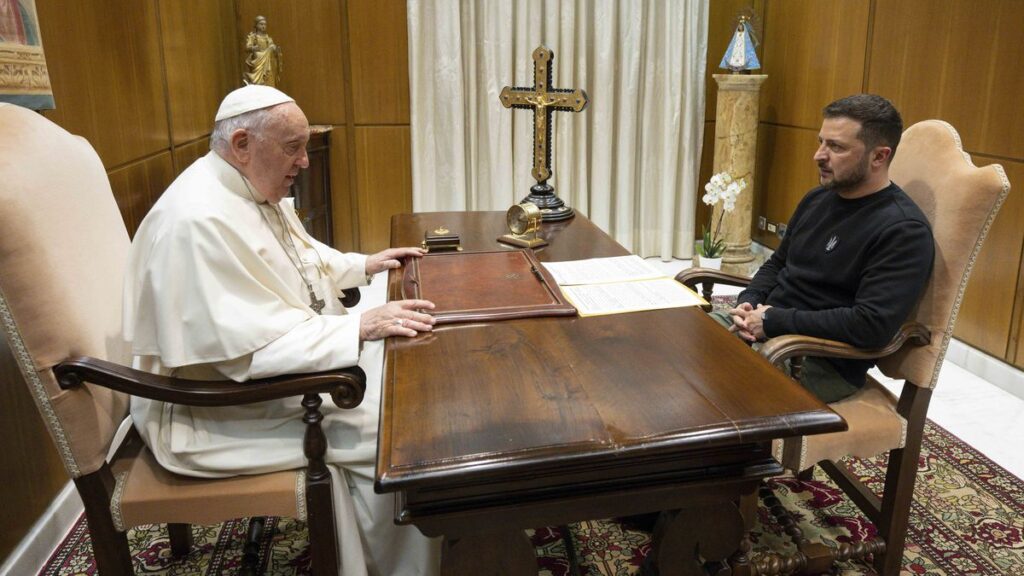 El papa y Zelenski hablaron por teléfono sobre el conflicto en Ucrania