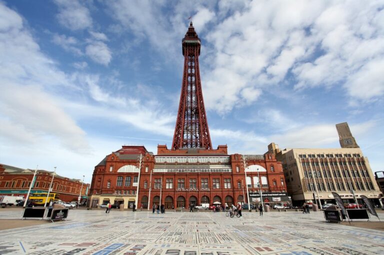 Incendio en la icónica Torre de Blackpool en Inglaterra