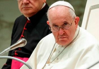 El papa dice que no hay enfermos "in-cuidables" y defiende su derecho a paliativos