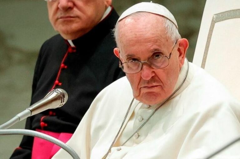 El papa dice que no hay enfermos «in-cuidables» y defiende su derecho a paliativos