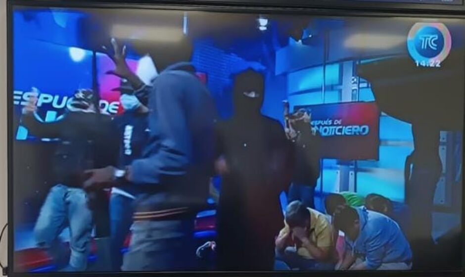 Delincuentes irrumpen durante la transmisión en vivo de un noticiero en Ecuador