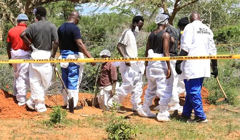 Acusan a líder de secta en Kenia tras descubrir más de 400 cadáveres