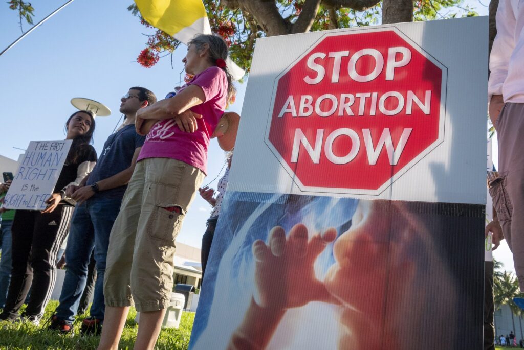 Los demócratas colocan vallas publicitarias en Florida contra la nueva ley del aborto