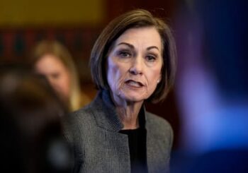 Gobernadora de Iowa firma ley para arrestar a inmigrantes previamente deportados