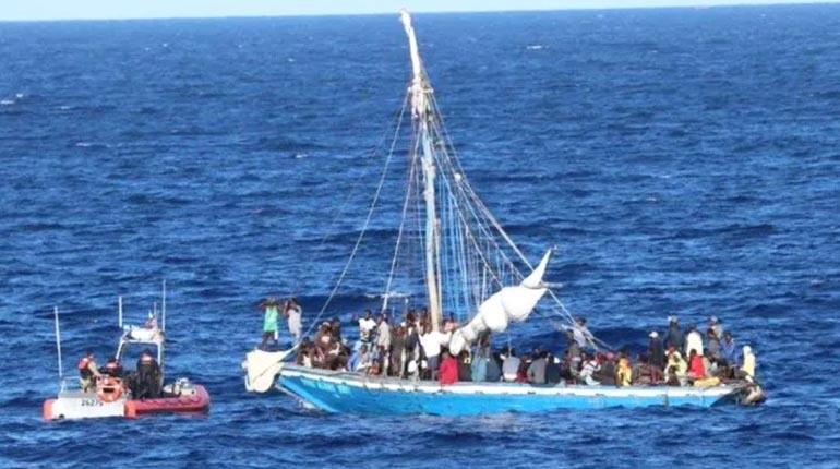 Al menos 118 migrantes haitianos llegan en un barco de vela a los Cayos de Florida