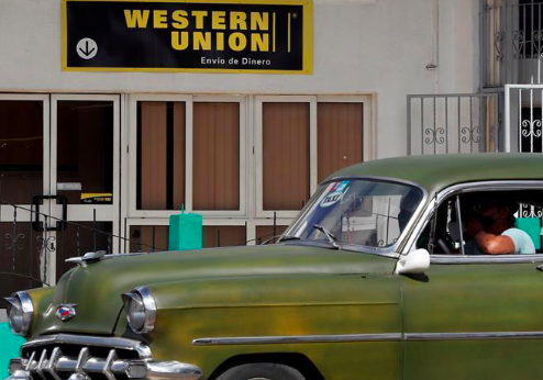 Piden a Biden que anule la prohibición de Trump de enviar remesas a Cuba