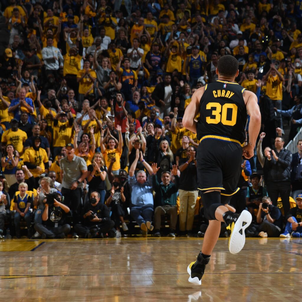 Golden State vence a Dallas y golpea primero en las Finales del Oeste