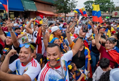 Venezolanos opositores en Nueva York celebran las elecciones sin esperar los resultados