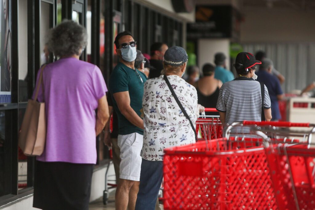 Cliente le escupe a empleado de tienda en Puerto Rico por exigirle usar la mascarilla