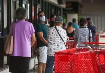 Cliente le escupe a empleado de tienda en Puerto Rico por exigirle usar la mascarilla