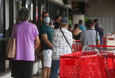 Cliente le escupe a empleado de tienda en Puerto Rico por exigirle usar la mascarilla