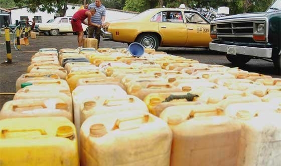 Colombia capacitará a vendedores de gasolina para que salgan de la ilegalidad