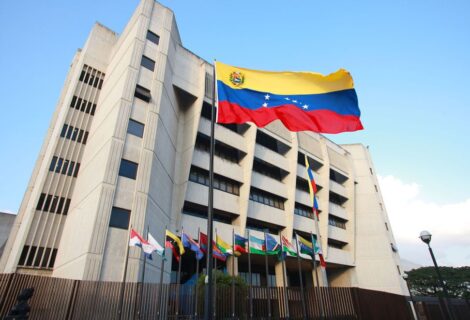 Supremo venezolano niega al parlamento expediente de nacionalidad de Maduro