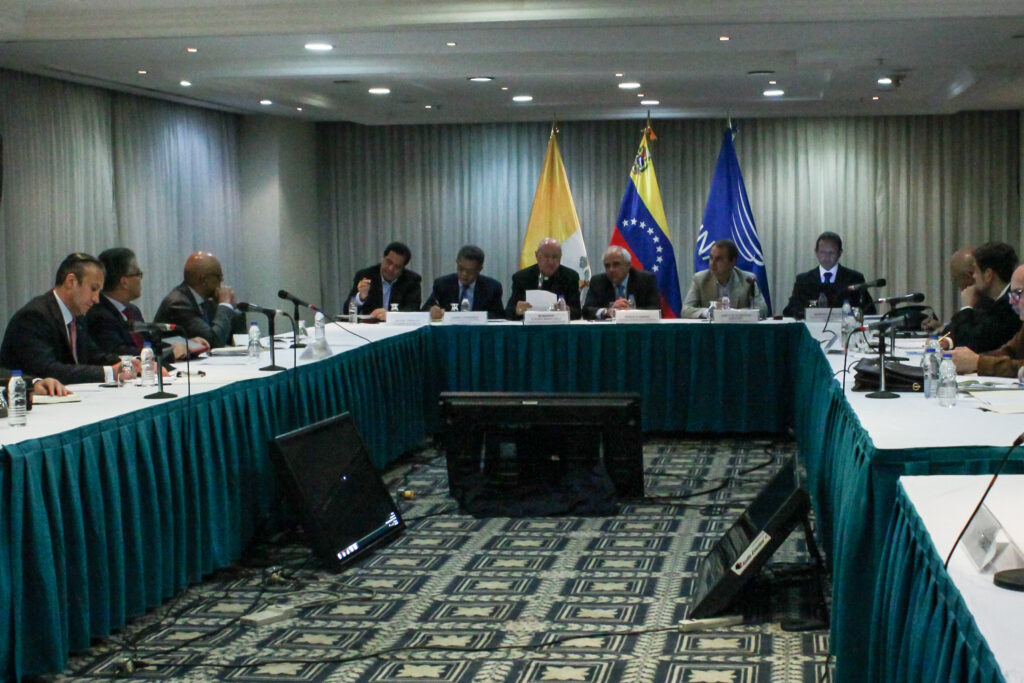 Mediadores anuncian acuerdos en diálogo que continua este sábado