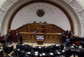El Parlamento venezolano declara el abandono de cargo del presidente Maduro