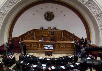 El Parlamento venezolano declara el abandono de cargo del presidente Maduro