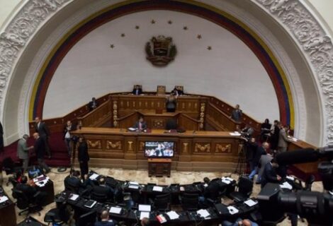 El Parlamento venezolano declara el abandono de cargo del presidente Maduro