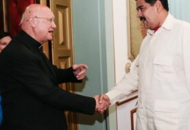 Delegados del Gobierno en diálogo venezolano se reúnen con enviado del papa