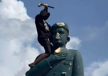 Venezolanos derriban estatuas de Chávez en protestas contra resultado de presidenciales