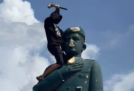 Venezolanos derriban estatuas de Chávez en protestas contra resultado de presidenciales
