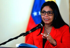 Delcy Rodríguez demandará Capriles por vincularle a caso narcosobrinos