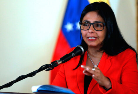Delcy Rodríguez demandará Capriles por vincularle a caso narcosobrinos