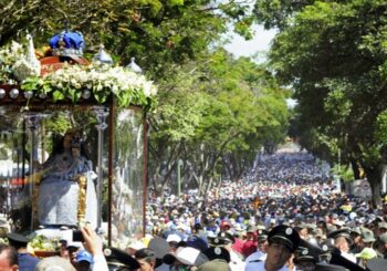 Venezolanos piden por el país en procesión de la Divina Pastora