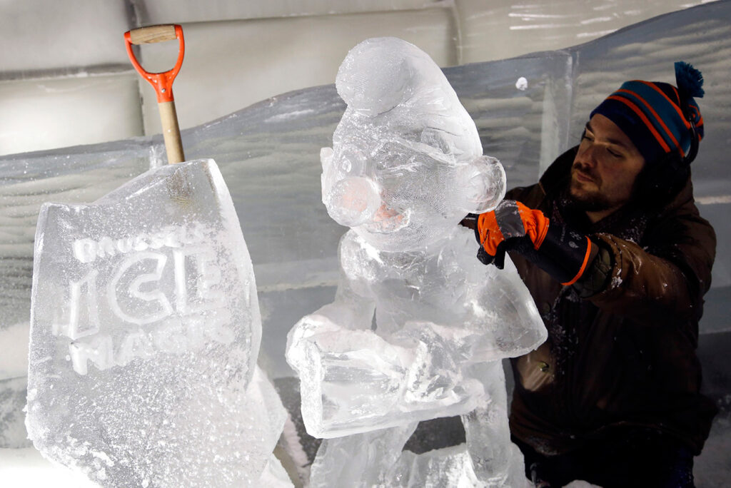 Veinte artistas convierten 200 toneladas de hielo en enormes esculturas