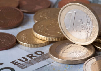 El euro cae hasta los 1,0397 dólares