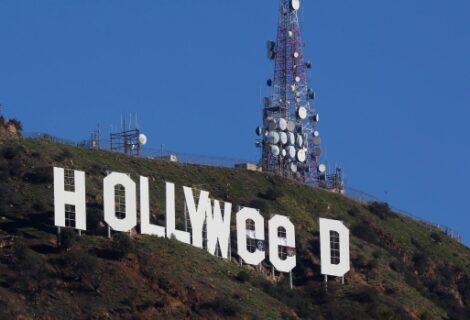 Cambian el famoso letrero blanco de Hollywood para que aluda a la marihuana