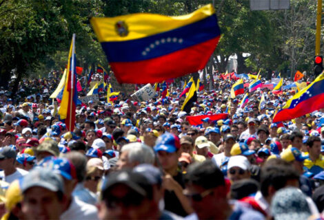 El chavismo y la oposición miden su fuerza en multitudinarias marchas en cierre de campaña