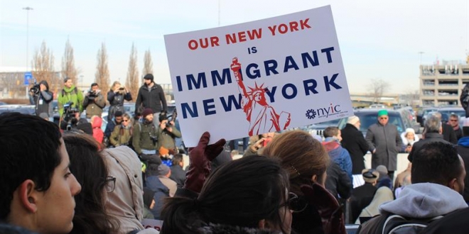 Miles de personas protestan contra el veto migratorio de Trump en Nueva York