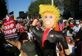 Protestan contra Trump cerca de las actividades del Super Bowl