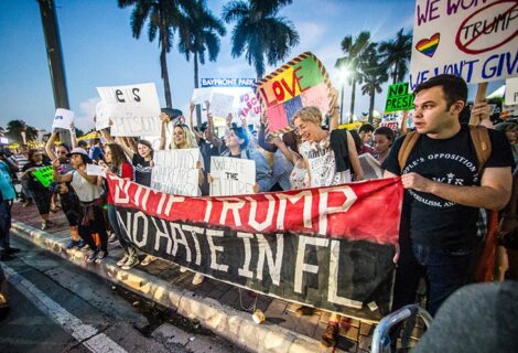 Marcha anti-Trump en Palm Beach se mantiene pese a retirada de convocante