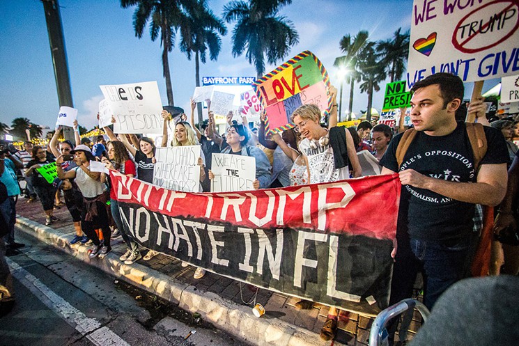 Marcha anti-Trump en Palm Beach se mantiene pese a retirada de convocante