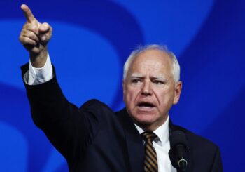 El gobernador Tim Walz acepta la nominación demócrata para ser vicepresidente