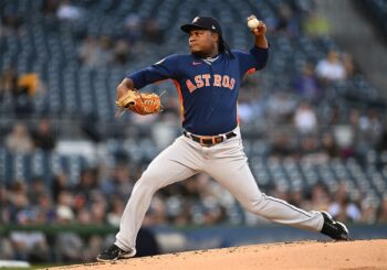 El dominicano Framber Valdez queda a un paso de lanzar un partido sin hits con los Astros